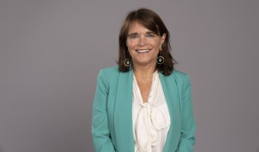 Profesora Cecilia Cifuentes fue invitada como experta a exponer en la Comisión de Expertos de la Convención Constitucional