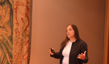Profesora de la Universidad de Minnesota Jacelly Céspedes presenta en seminario de investigación de académicos