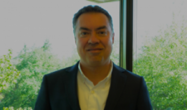 El profesor Hugo Benedetti presenta investigación sobre prácticas ambientales y manipulación contable