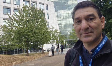 Profesor Matías Braun presentó investigación sobre familia y bienestar en importante conferencia de economía en Europa